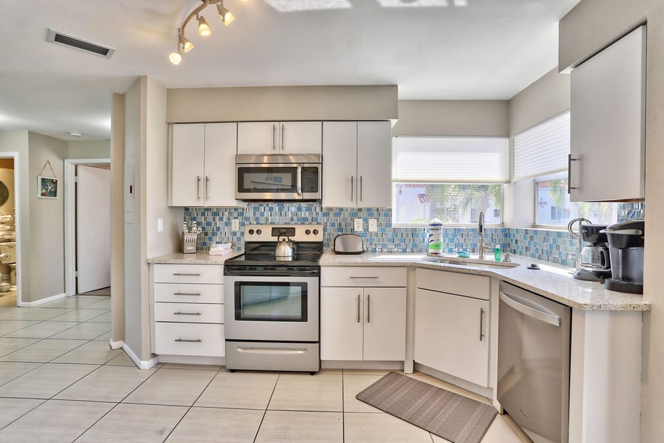 Condo, 1 King Bed (Vista Verde East 250) | Private kitchen | Oven, toaster
