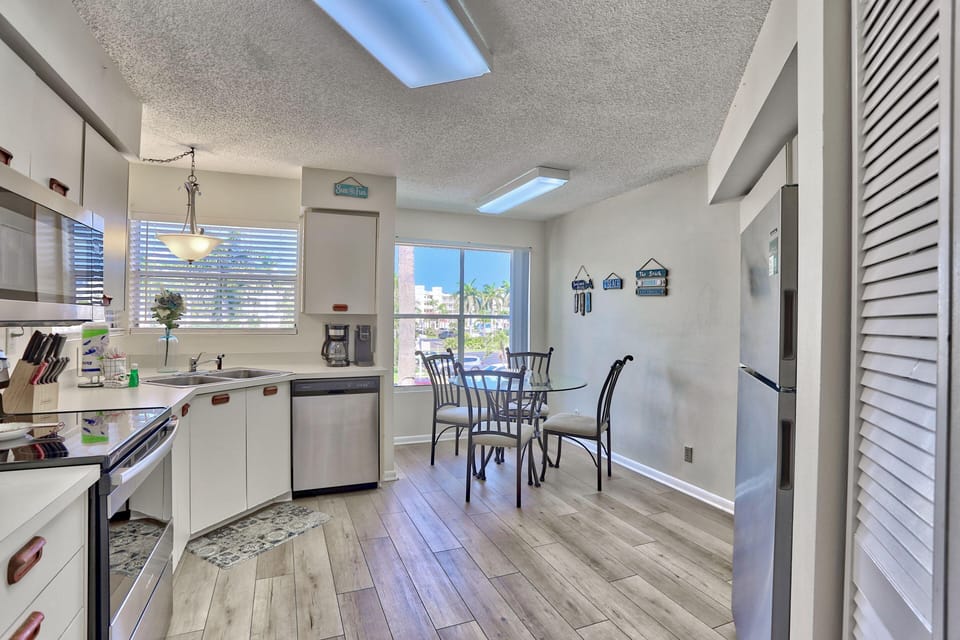 Condo, 1 Queen Bed with Sofa bed (Vista Verde West 218) | Private kitchen | Oven, toaster