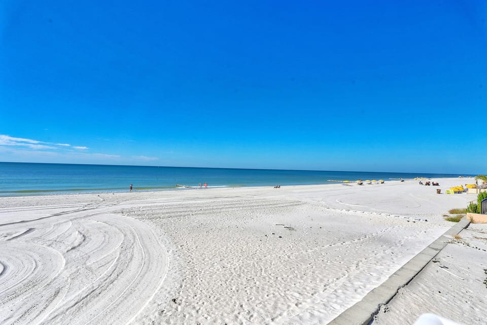 Arena De Madeira 103 - Premier Apartment in Madeira Beach