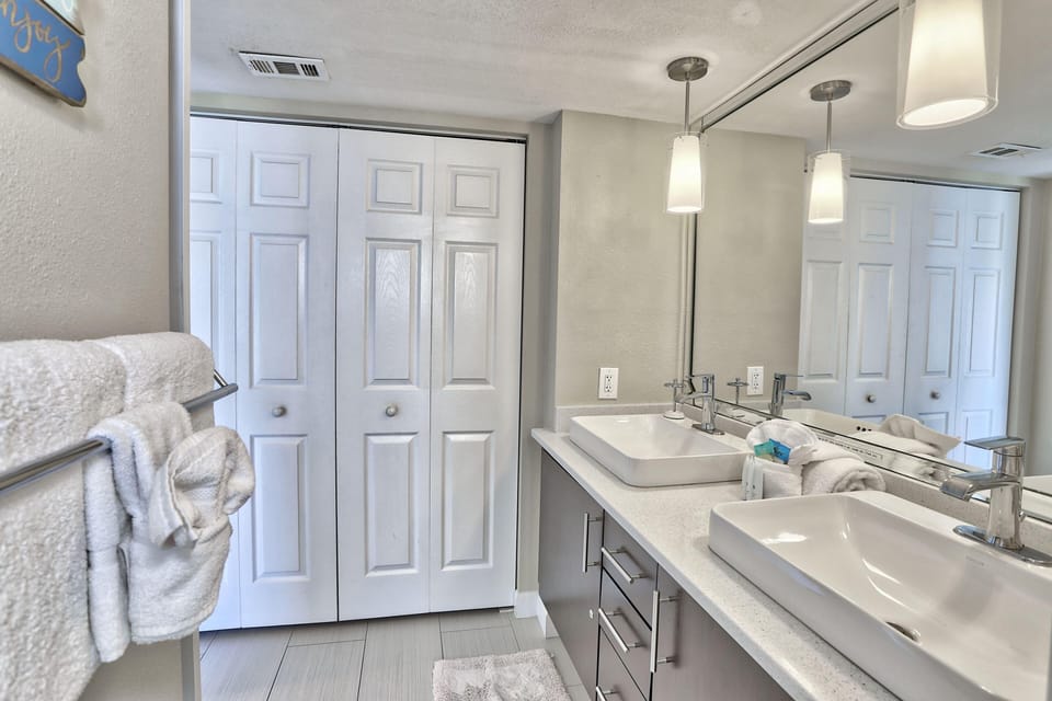 Arena De Madeira 103 - Premier Apartment in Madeira Beach