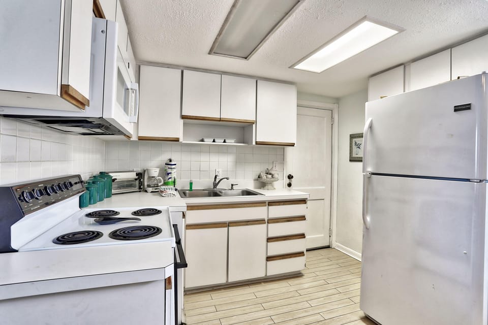 Condo, 1 King Bed with Sofa bed (Friendly Native 204) | Private kitchen | Oven