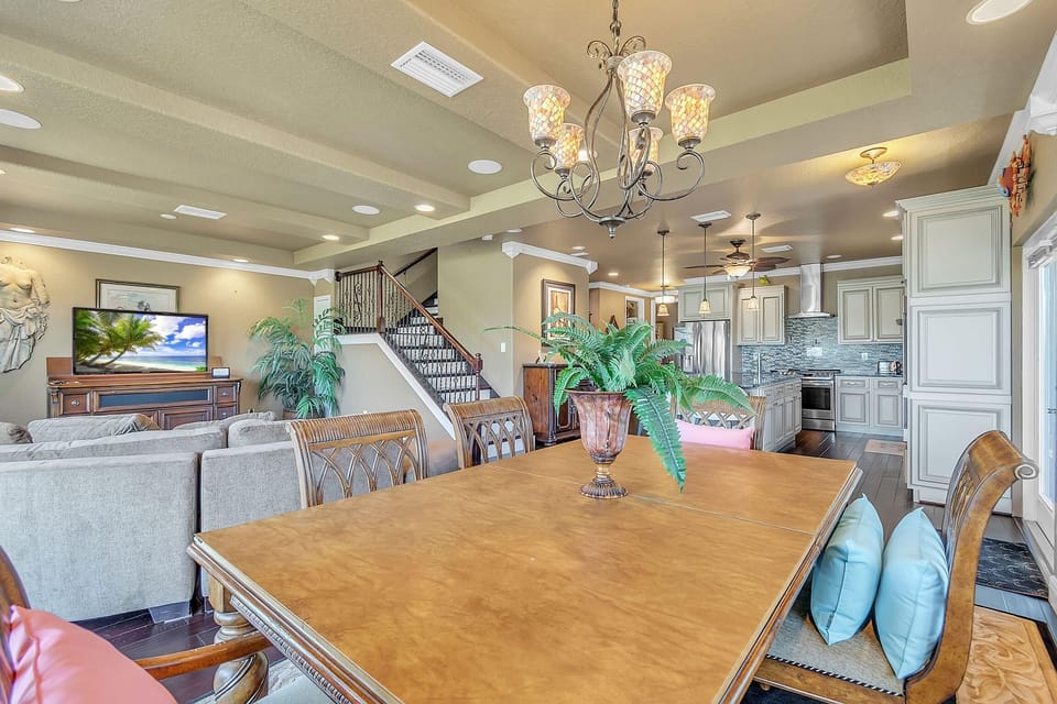 House, Multiple Beds (Hippie Haven) | Dining