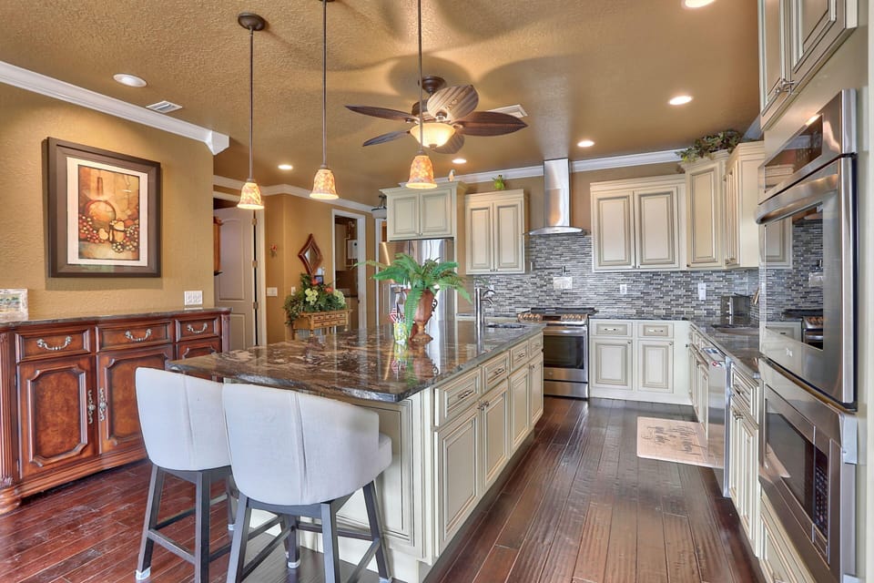 House, Multiple Beds (Hippie Haven) | Private kitchen | Oven