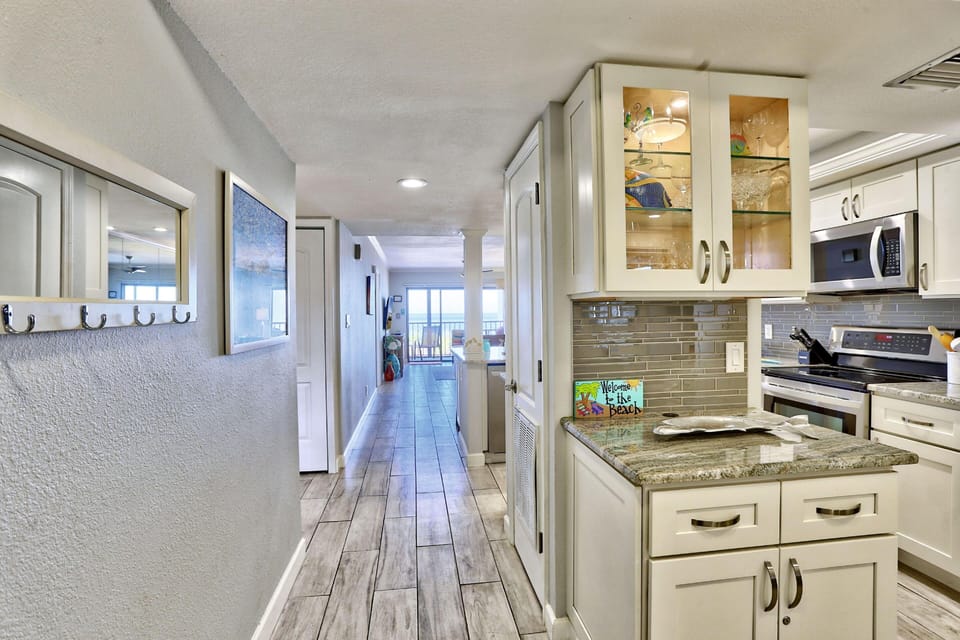Condo, Multiple Beds (Land's End 10-303 Beach Front - Premi) | Private kitchen | Oven, toaster