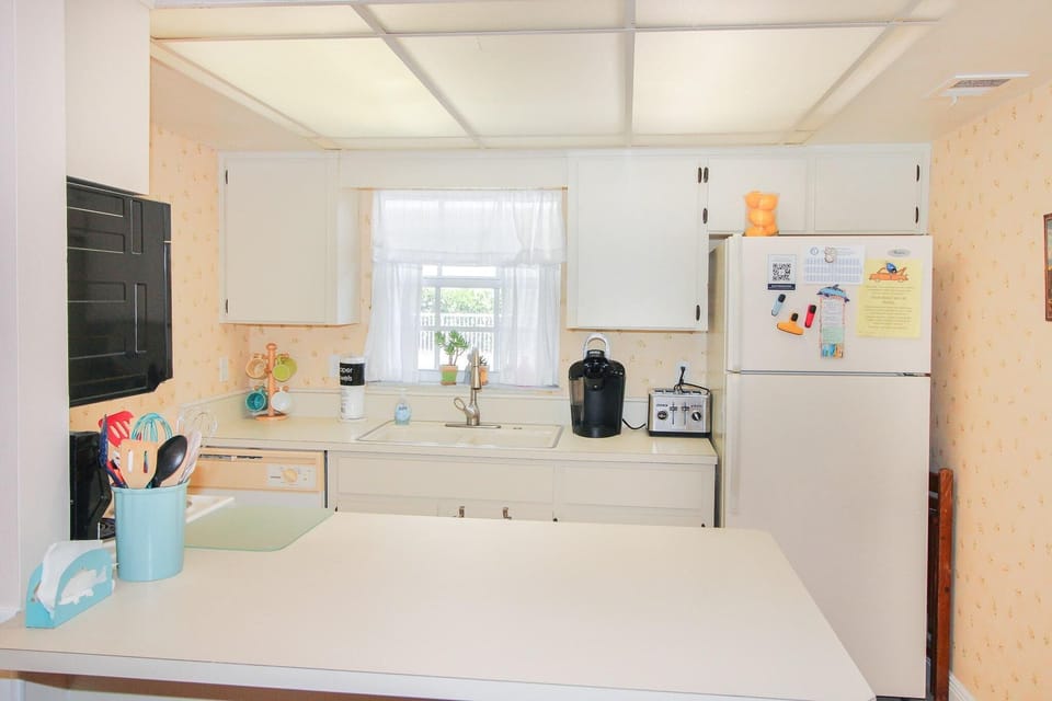 Condo, 1 King Bed with Sofa bed (Colony Beach Club 105) | Private kitchen | Oven, toaster