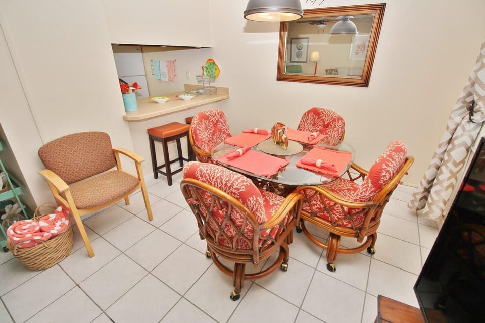 Condo, 1 King Bed with Sofa bed (Colony Beach Club 109) | Dining