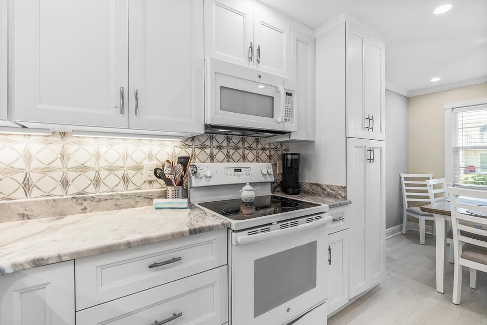 Condo, 1 Queen Bed with Sofa bed (Colony Beach Club 116) | Private kitchen | Oven, coffee/tea maker, toaster, blender