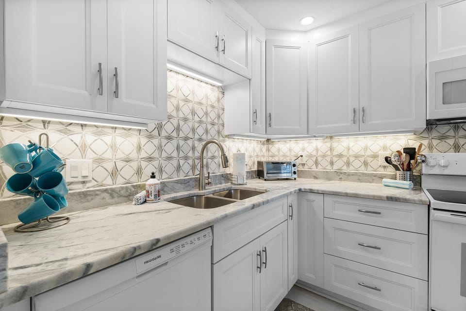 Condo, 1 Queen Bed with Sofa bed (Colony Beach Club 116) | Private kitchen | Oven, coffee/tea maker, toaster, blender