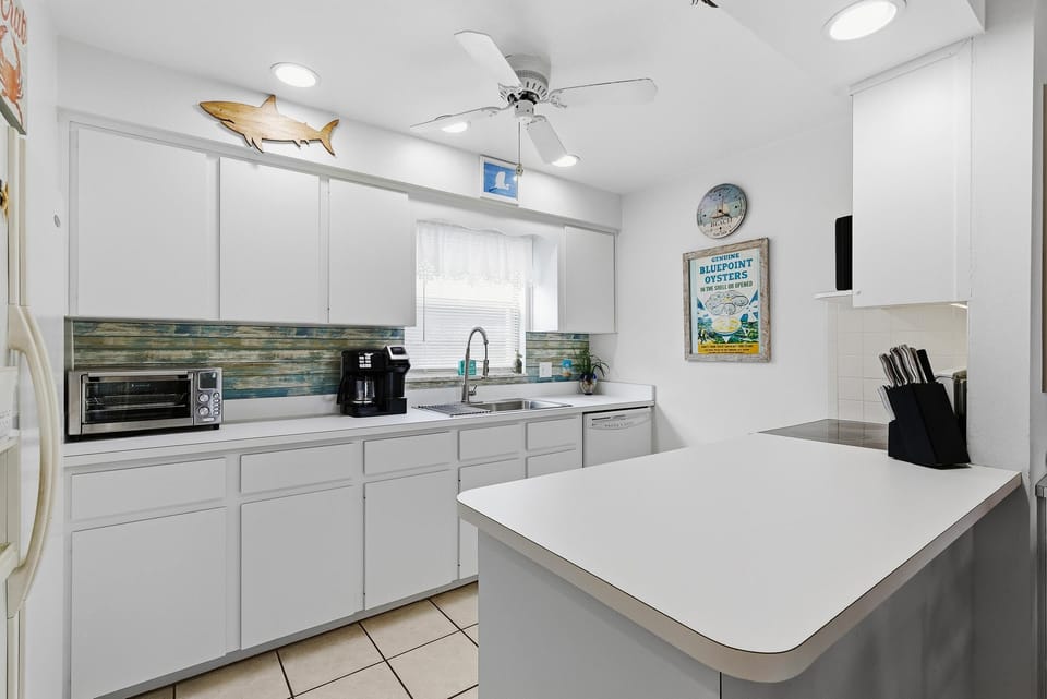 Condo, 1 King Bed with Sofa bed (Colony Beach Club 139) | Private kitchen | Oven, toaster