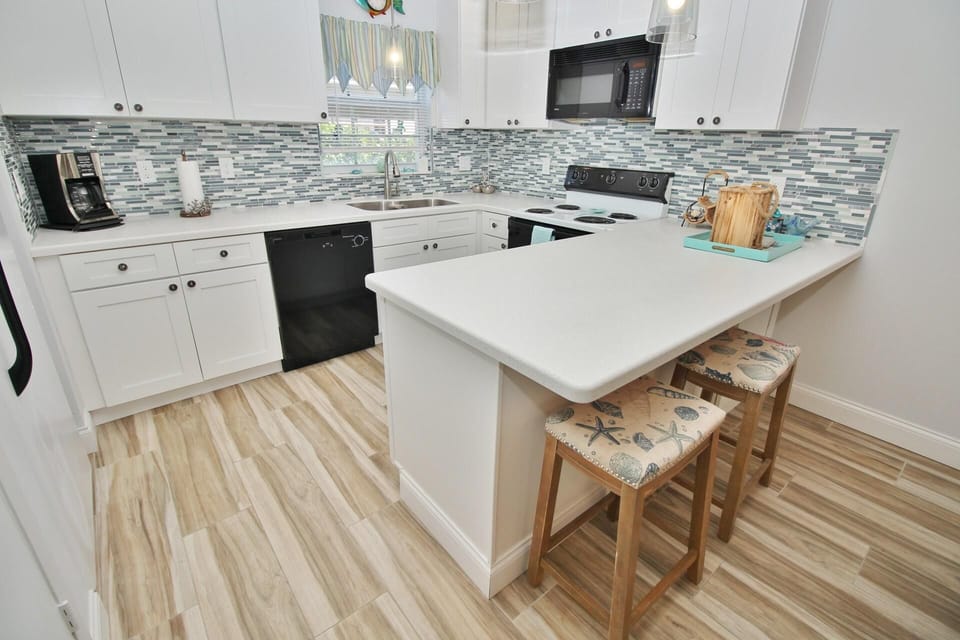 Condo, Multiple Beds (Colony Beach Club 147) | Private kitchen | Oven, toaster