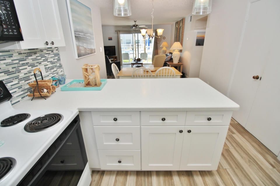 Condo, Multiple Beds (Colony Beach Club 147) | Private kitchen | Oven, toaster