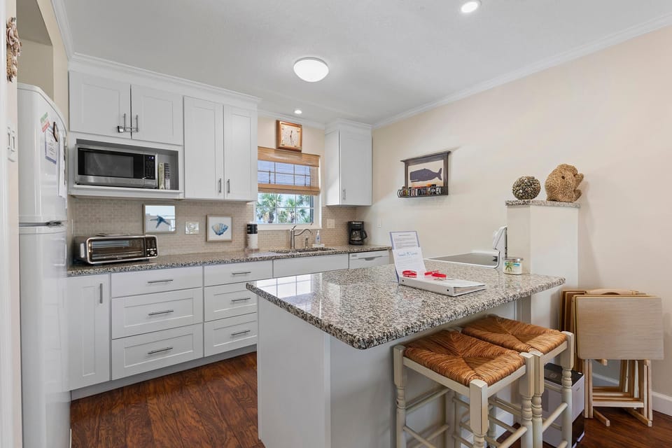 Condo, 1 King Bed (Colony Beach Club 204) | Private kitchen | Oven, coffee/tea maker, toaster, blender