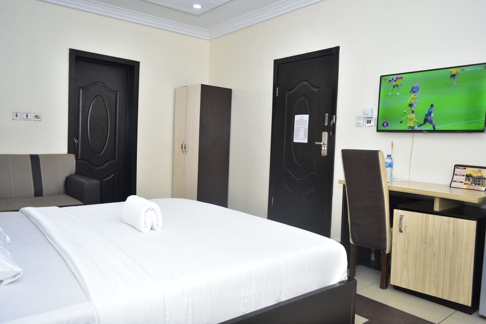 Classic Suite | Desk, laptop workspace, free WiFi