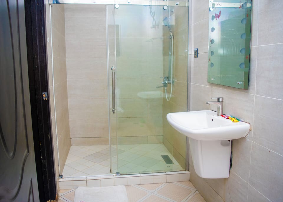 Classic Double Room | Bathroom | Free toiletries, towels, soap, shampoo