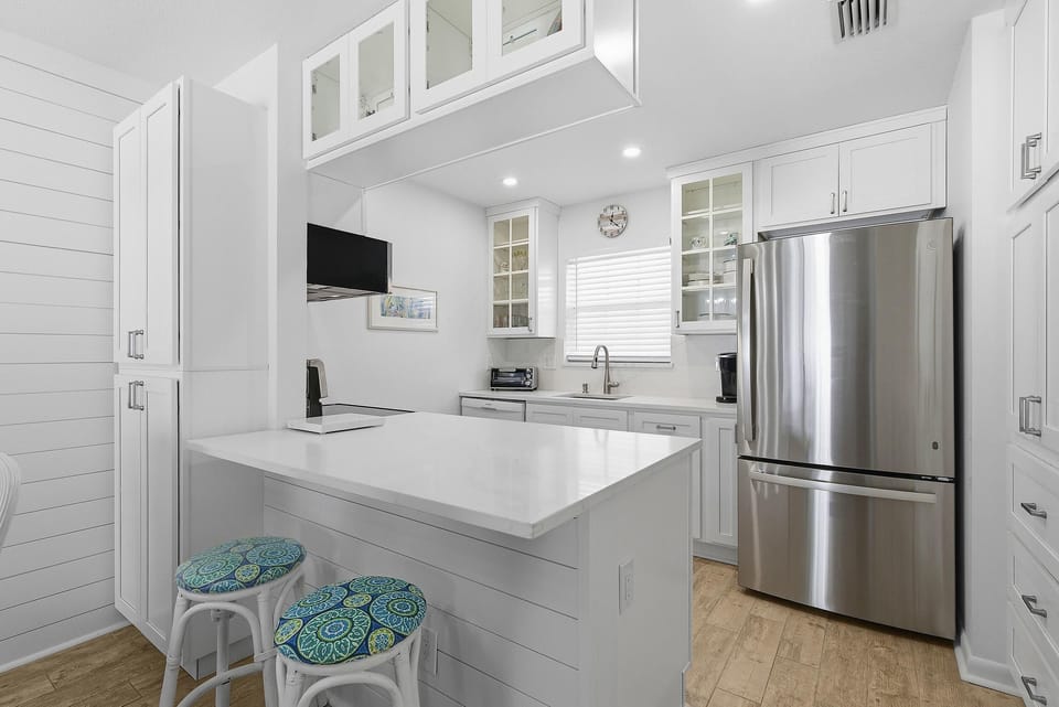 Condo, Multiple Beds (Colony Beach Club 220) | Private kitchen | Oven, coffee/tea maker, toaster, blender