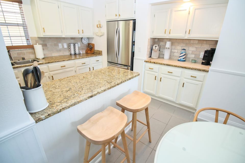 Condo, 1 Queen Bed with Sofa bed (Colony Beach Club 223) | Private kitchen | Oven, toaster