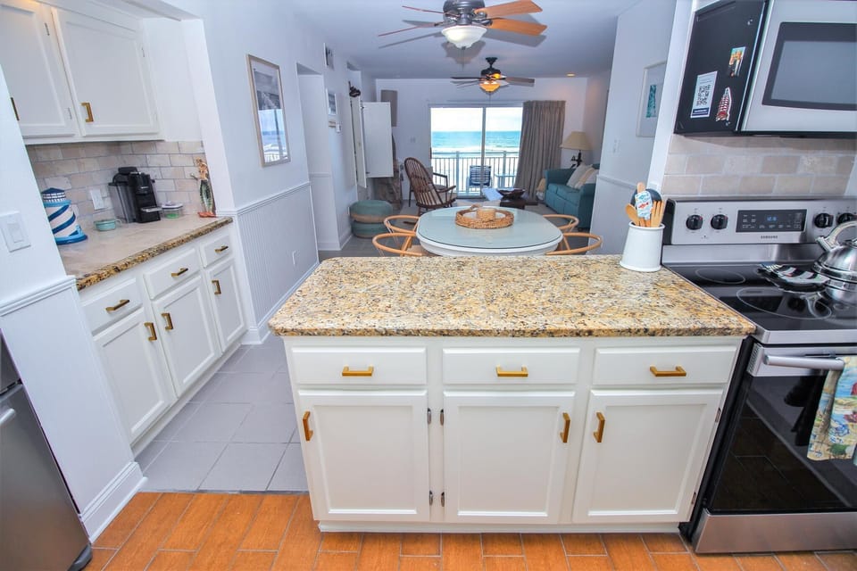 Condo, 1 Queen Bed with Sofa bed (Colony Beach Club 223) | Private kitchen | Oven, toaster