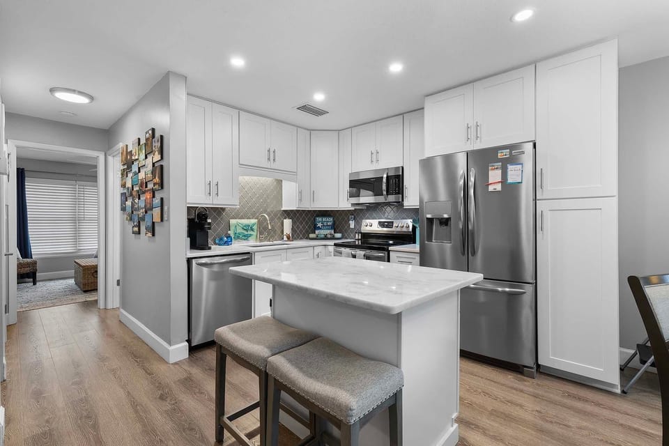 Condo, 1 King Bed with Sofa bed (Colony Beach Club 233) | Private kitchen | Oven, toaster