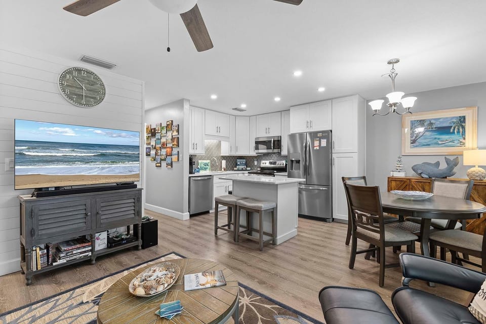 Condo, 1 King Bed with Sofa bed (Colony Beach Club 233) | Private kitchen | Oven, toaster