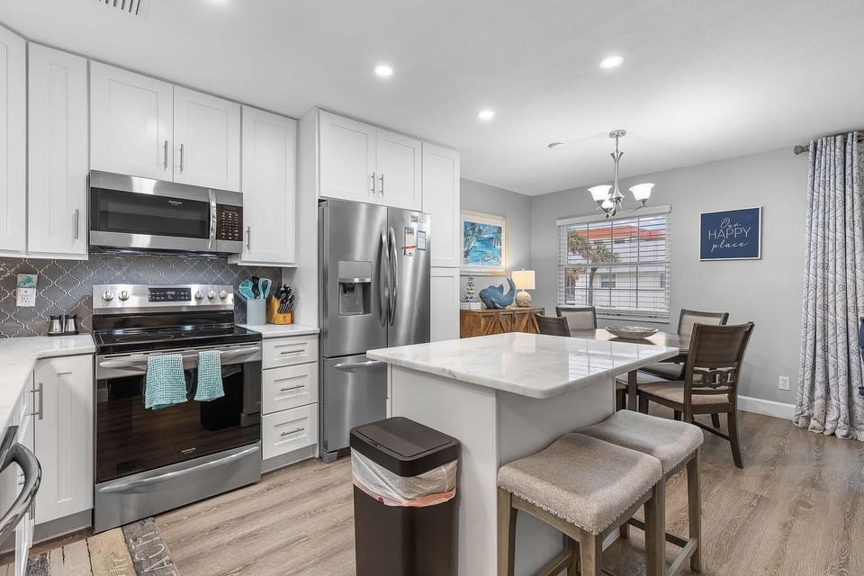 Condo, 1 King Bed with Sofa bed (Colony Beach Club 233) | Private kitchen | Oven, toaster