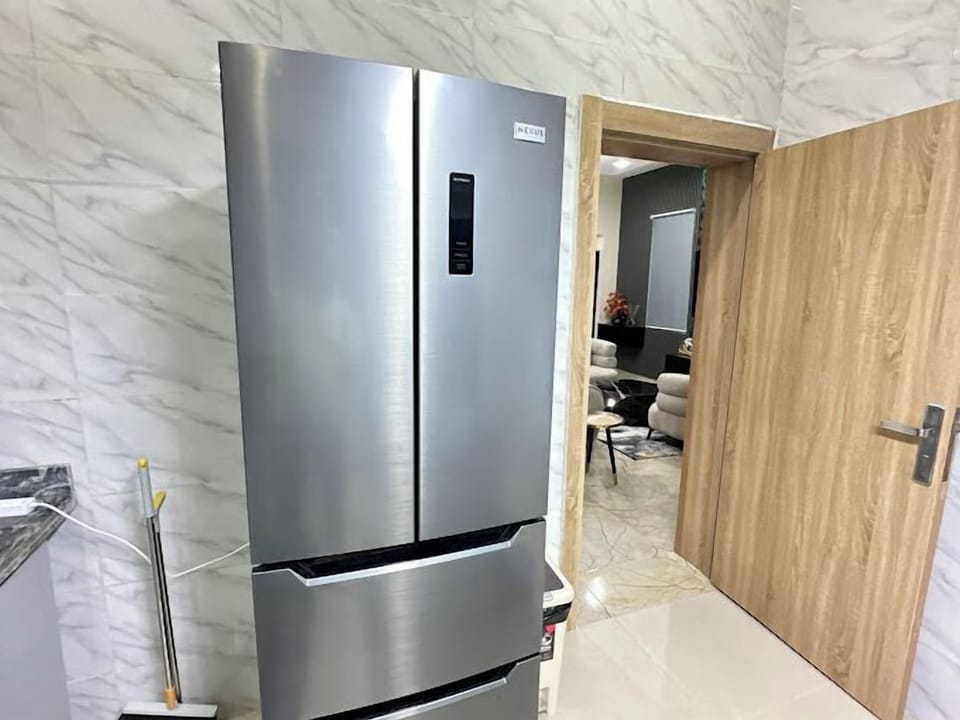 Superior Apartment, Balcony, City View | Private kitchen | Fridge, microwave, oven, stovetop