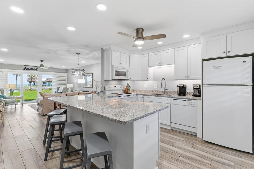 Condo, Multiple Beds (Chateau by the Sea 13C) | Private kitchen | Oven, toaster