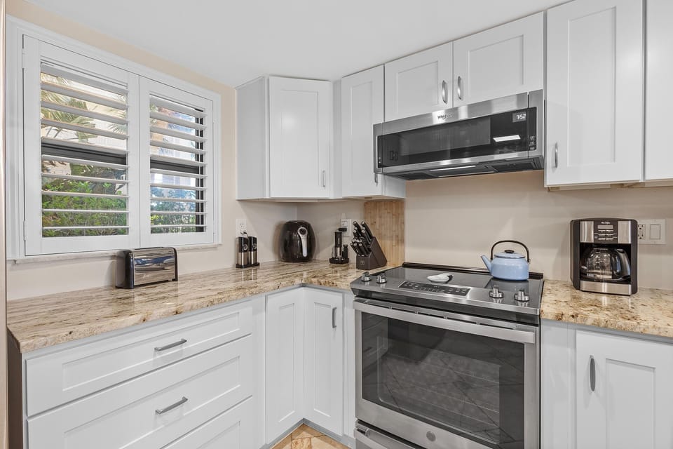 Condo, 1 King Bed with Sofa bed (Castle Reef 116) | Private kitchen | Oven, toaster