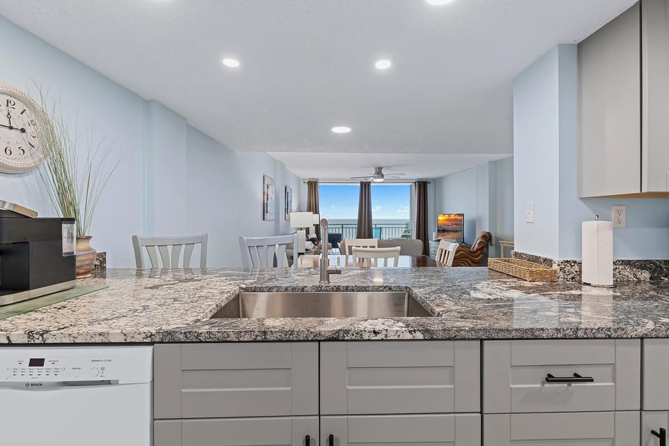 Condo, Multiple Beds (Coronado Towers 703) | Private kitchen | Oven