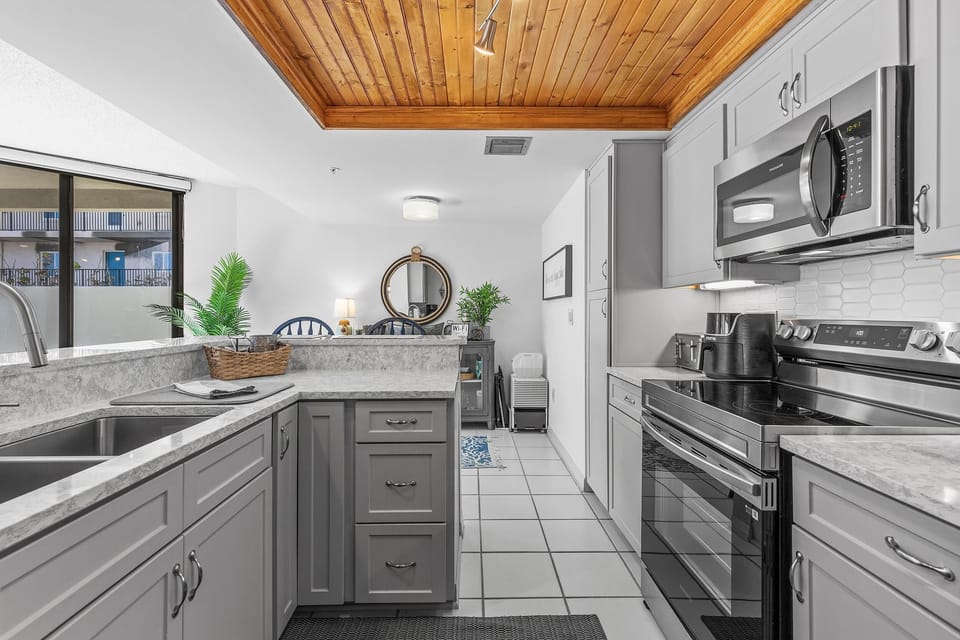 Condo, Multiple Beds (Ebb Tide 101) | Private kitchen | Oven, coffee/tea maker, toaster, blender