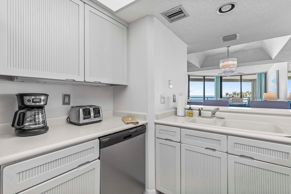 Condo, Multiple Beds (Ebb Tide 202) | Private kitchen | Oven, coffee/tea maker, toaster, blender