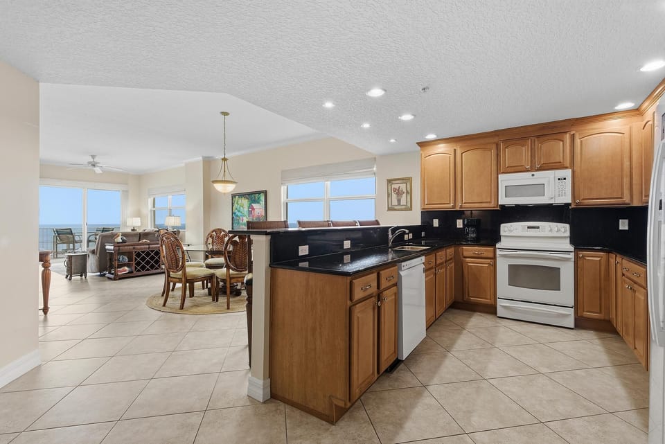Condo, Multiple Beds (Malibu 704) | Private kitchen | Oven, toaster