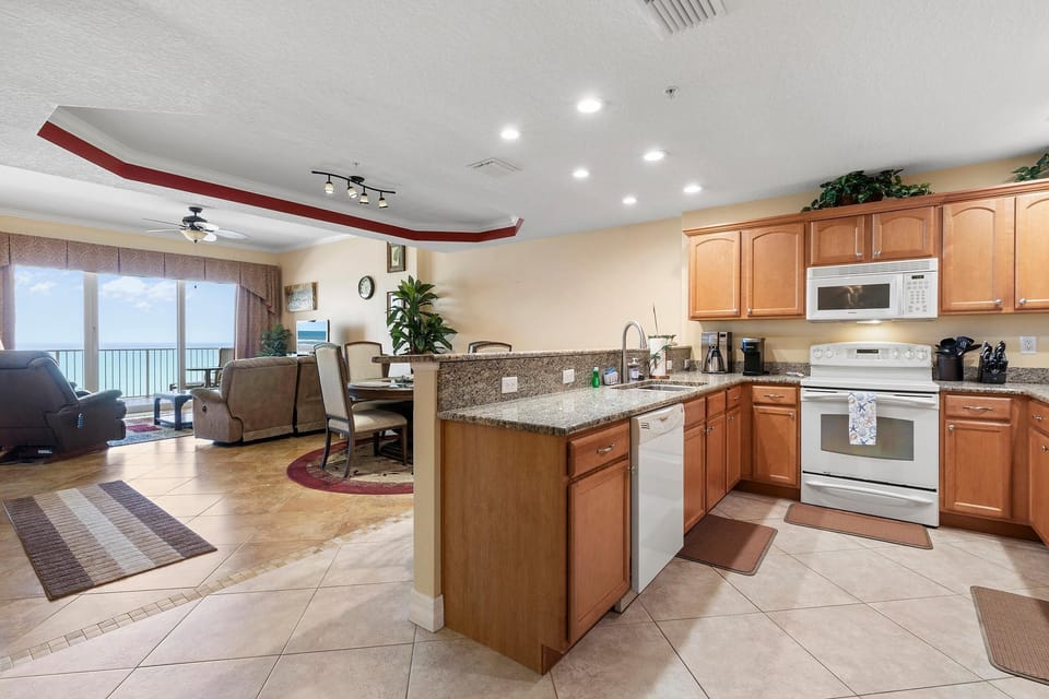 Condo, Multiple Beds (Malibu 803) | Private kitchen | Oven, coffee/tea maker, toaster, blender