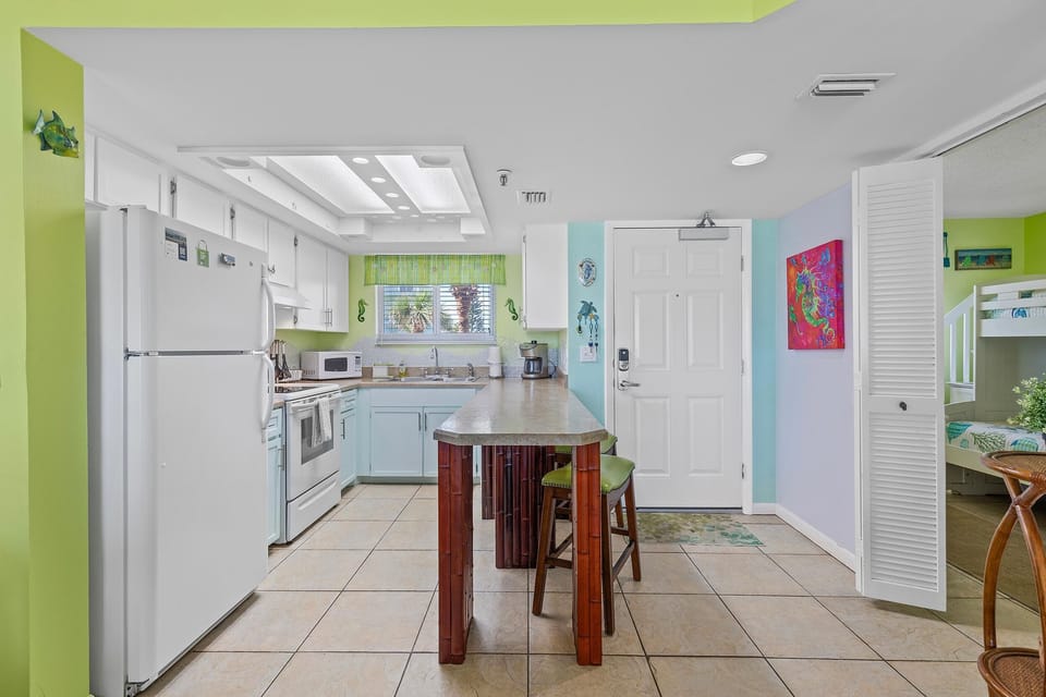 Condo, 1 Queen Bed with Sofa bed (Oceania Plaza 202) | Private kitchen | Oven, toaster