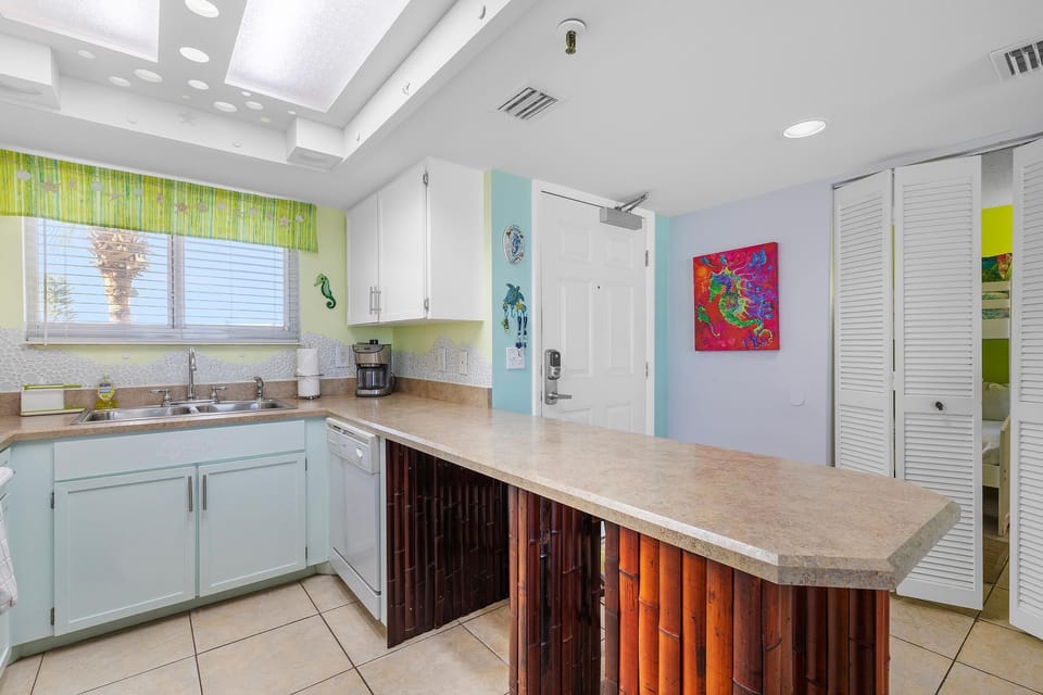 Condo, 1 Queen Bed with Sofa bed (Oceania Plaza 202) | Private kitchen | Oven, toaster