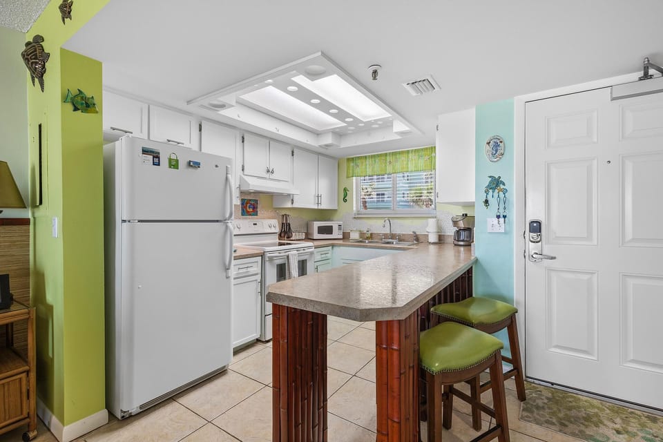 Condo, 1 Queen Bed with Sofa bed (Oceania Plaza 202) | Private kitchen | Oven, toaster