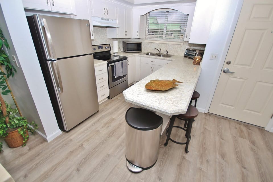Condo, 1 King Bed (Oceania Plaza 502) | Private kitchen | Oven, toaster