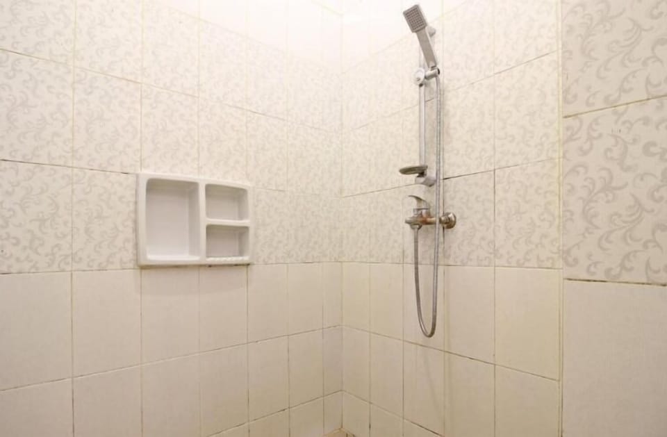 Deluxe Double Room | Bathroom | Shower, towels, soap, shampoo