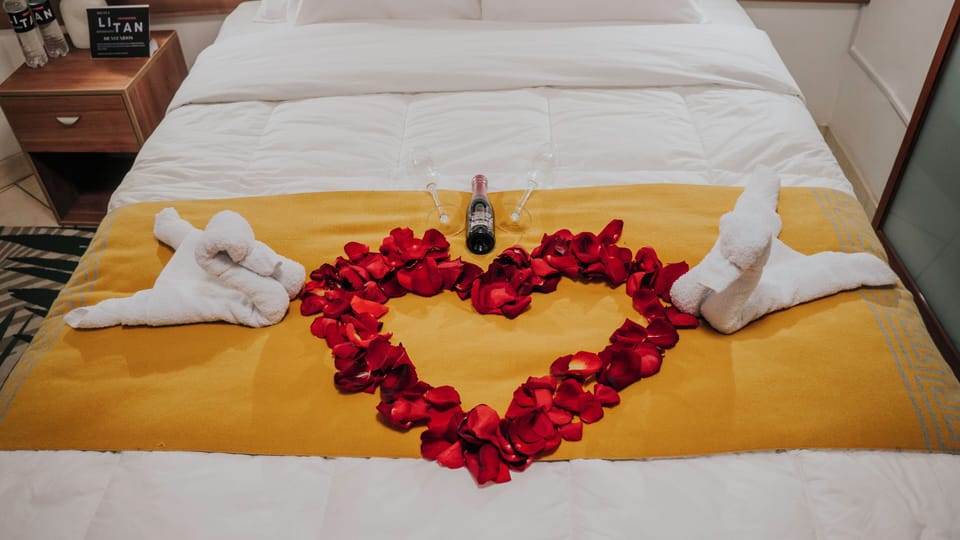 Comfort Room, 1 Queen Bed | Premium bedding, down comforters, desk, laptop workspace