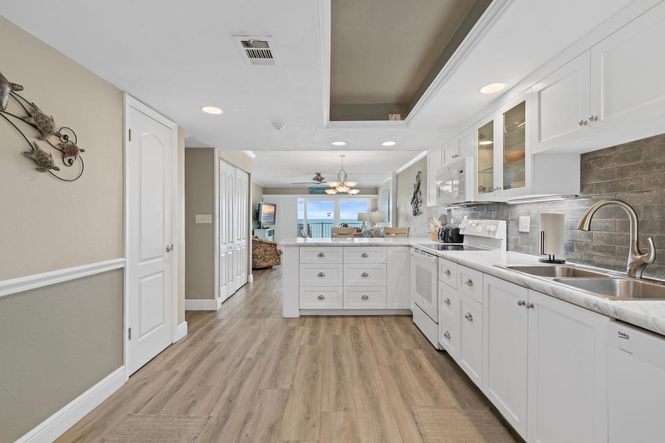 Condo, Multiple Beds (Ponce de Leon Towers 303) | Private kitchen | Oven