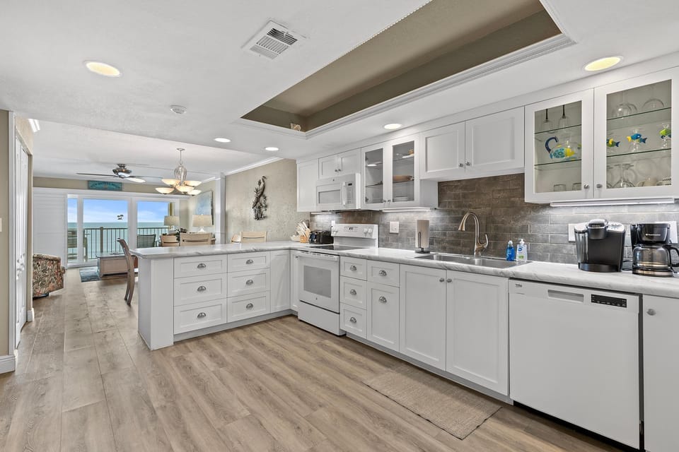 Condo, Multiple Beds (Ponce de Leon Towers 303) | Private kitchen | Oven
