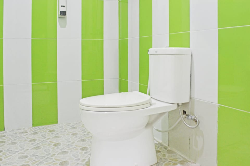 Deluxe Double Room | Bathroom | Shower, towels, soap, shampoo