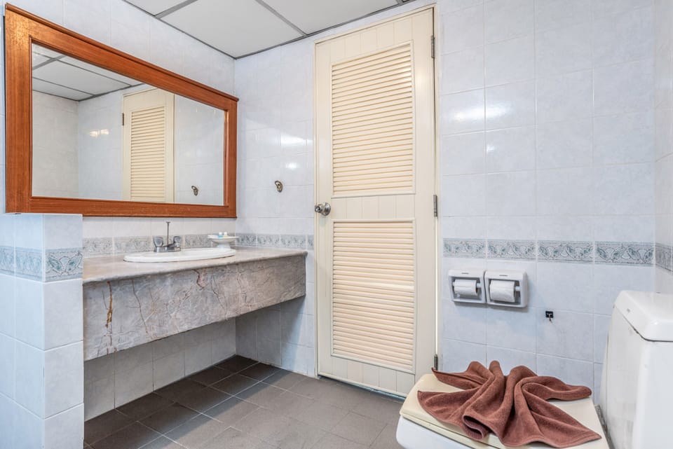 Executive Suite Room | Bathroom | Free toiletries, hair dryer, towels, soap