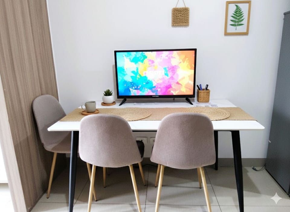 Room, City View | In-room dining