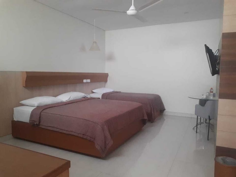 Desk, free WiFi, bed sheets
