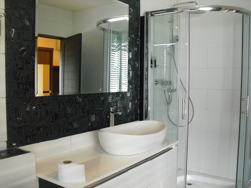 Grace River View Suite | Bathroom | Shower, free toiletries, hair dryer, slippers