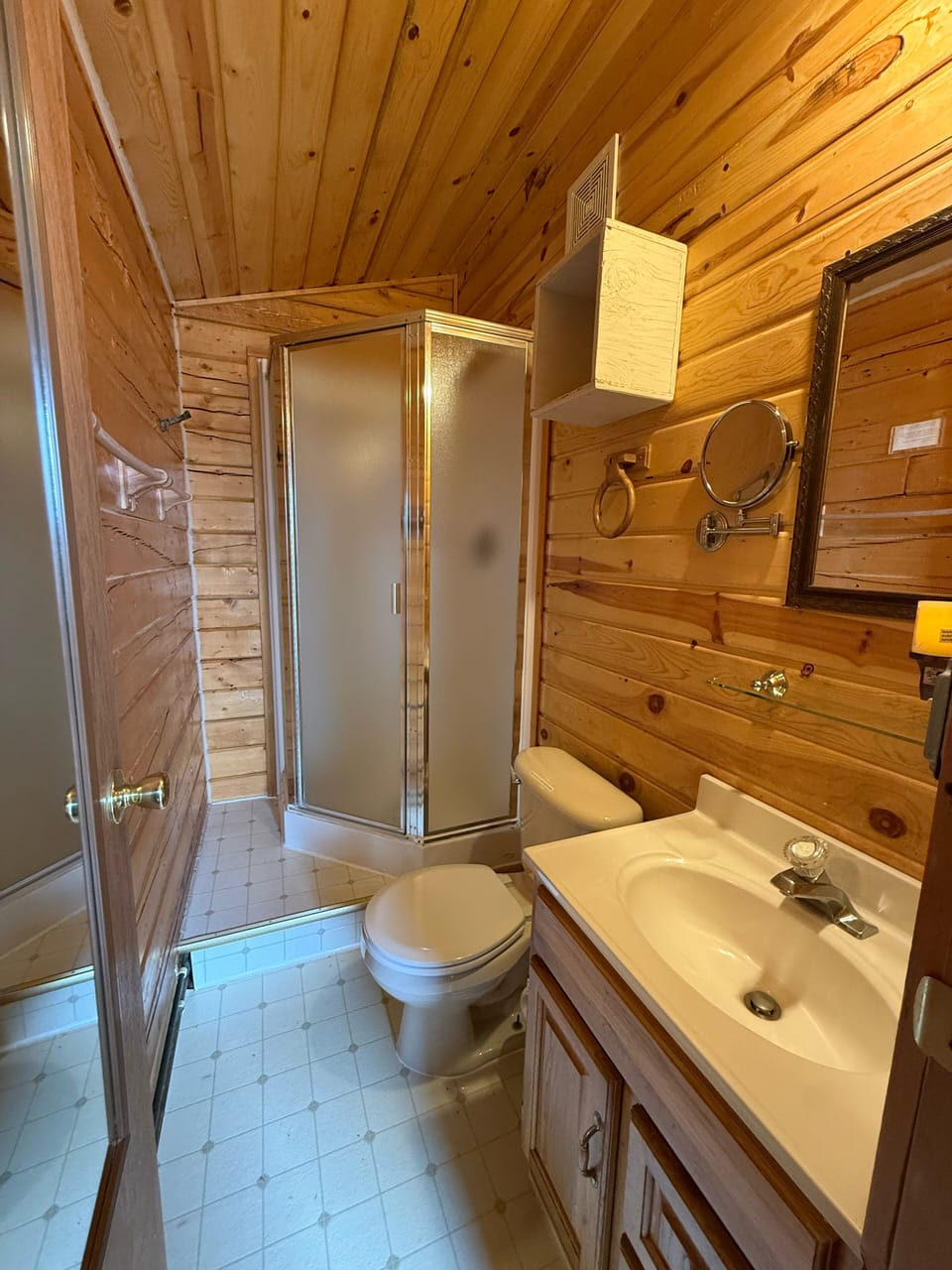 Standard Cabin | Bathroom | Free toiletries, hair dryer, towels