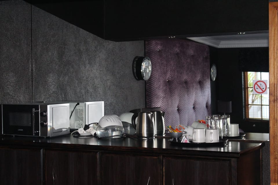 Double Room, Garden View | Blackout drapes, iron/ironing board (on request), WiFi (free)