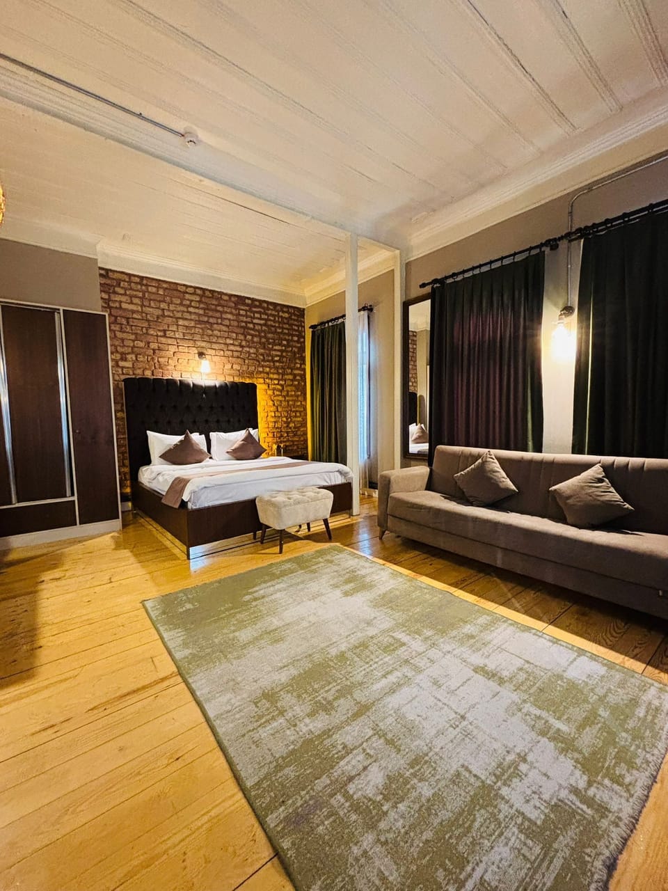 Deluxe Room | In-room safe, desk, laptop workspace, soundproofing