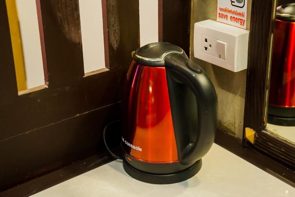 Fridge, coffee/tea maker