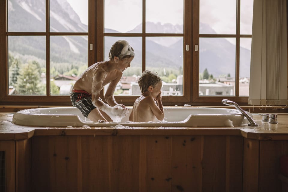 Family Suite (Zirben) | Bathroom | Free toiletries, hair dryer, bathrobes, towels